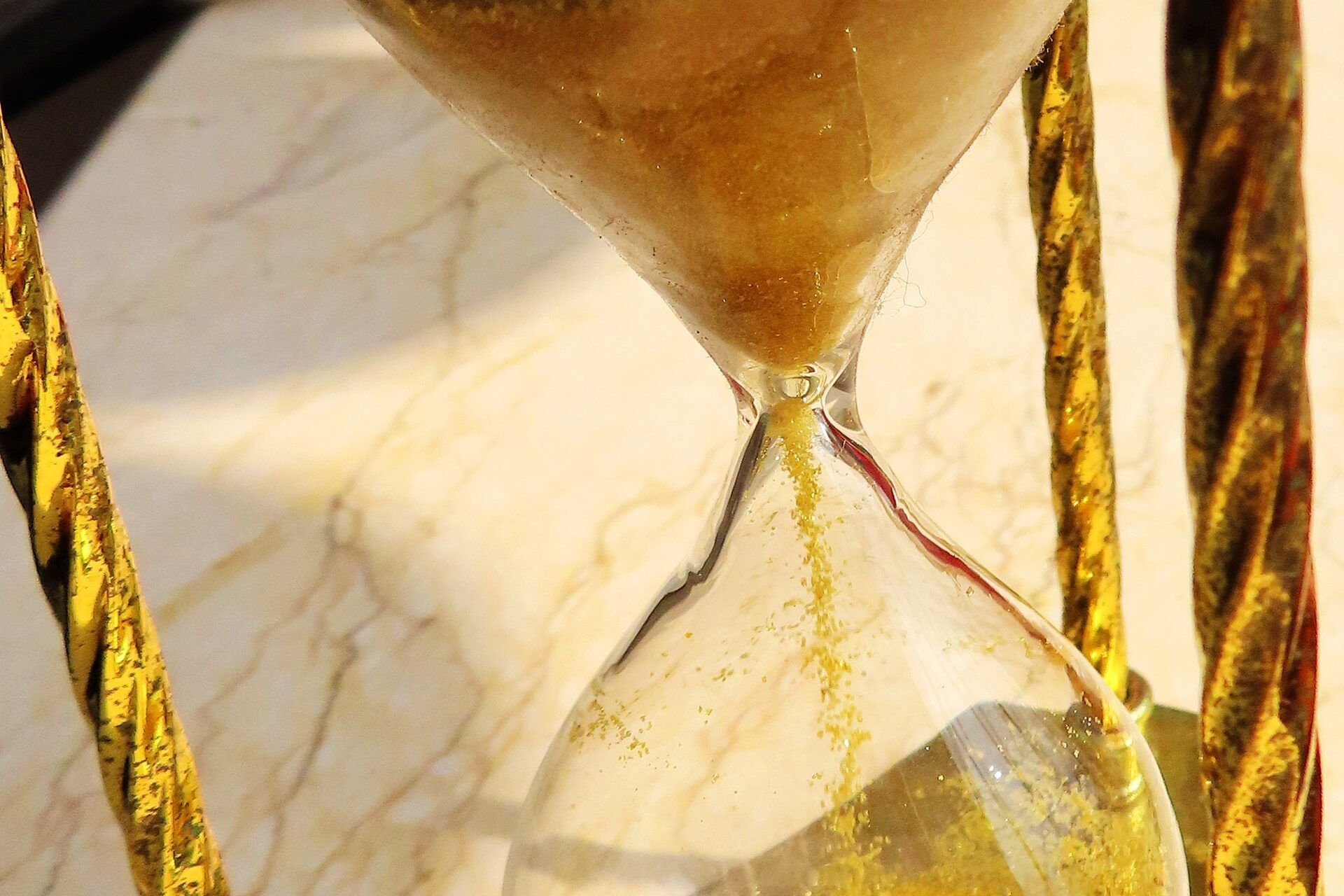 An hourglass with sand running from the upper bulb to the lower. A Wikimedia Commons photograph on Brent O'Mara Insights.