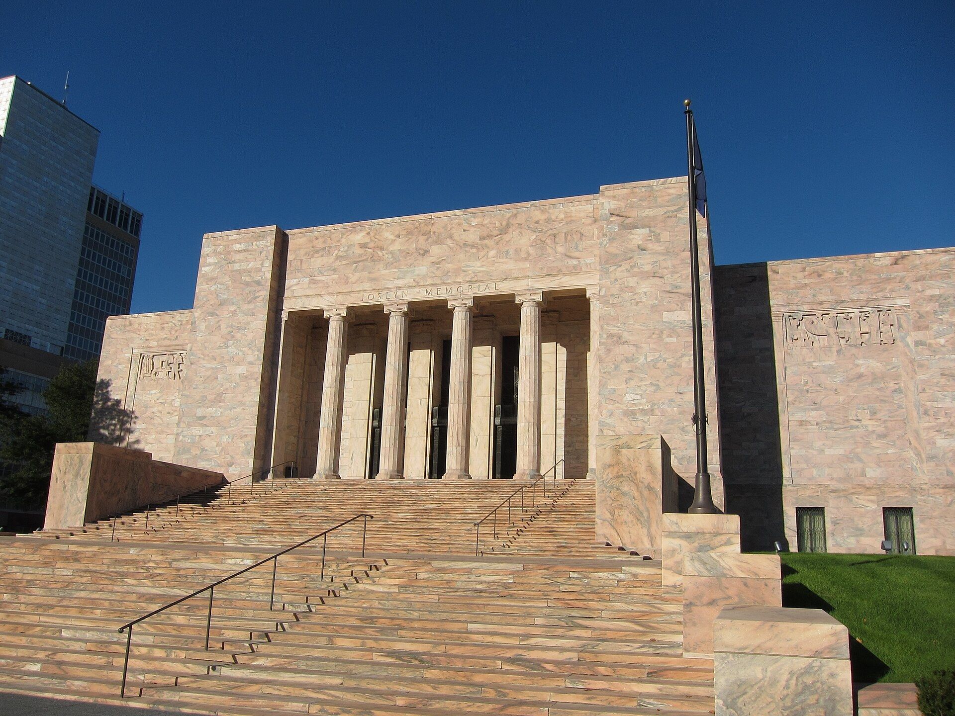 The pink marble facade of the Joslyn Art Museum in Omaha on a clear day. A Wikimedia Commons photograph on Brent O'Mara Insights.